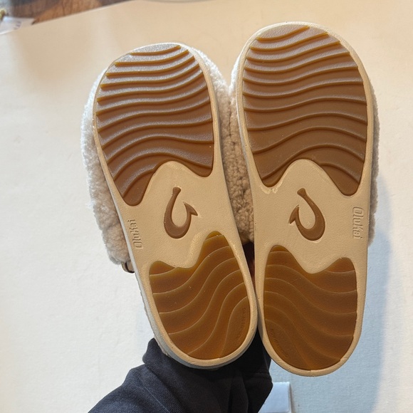 OluKai Cream Plush Slippers - Picture 4 of 4